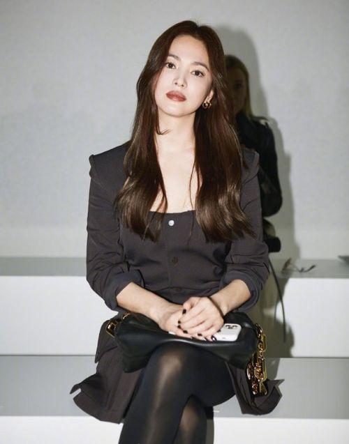 孟佳天生是优我丝袜,丝袜演绎时尚风采